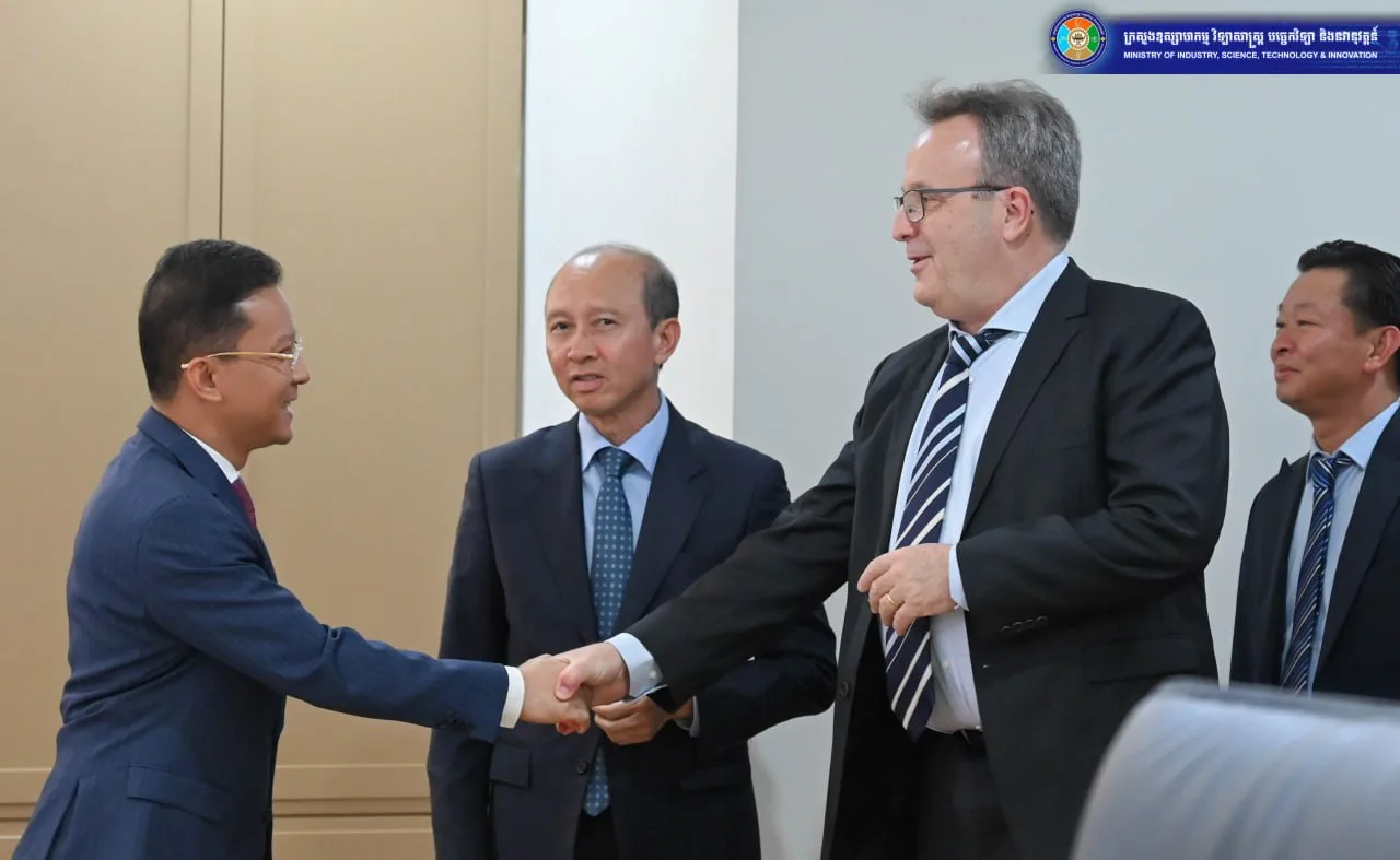Laurent Strauch speaking with HEM Vanndy, Cambodia’s Minister of Industry, Science, Technology and Innovation